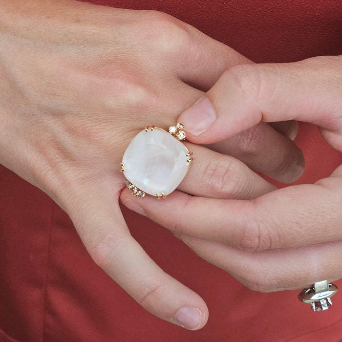 Geelgouden ring met parelmoersteen