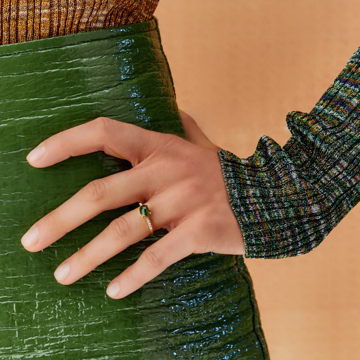 Nanis ring in geelgoud met groene toermalijn en diamanten