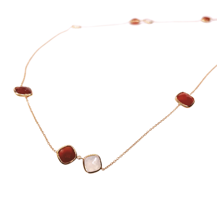 Ketting met roodbruine en witte edelstenen