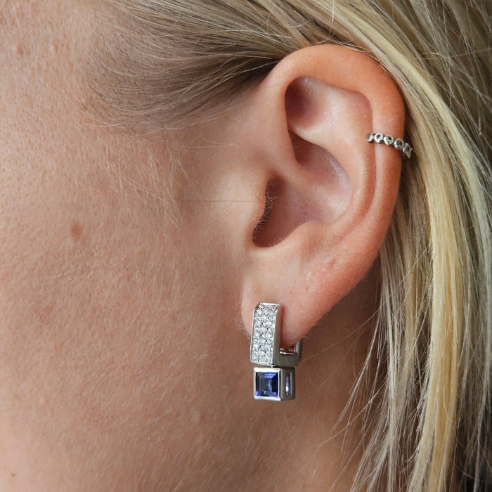 Wit gouden oorbellen met blauwe Saffier en diamantdetails