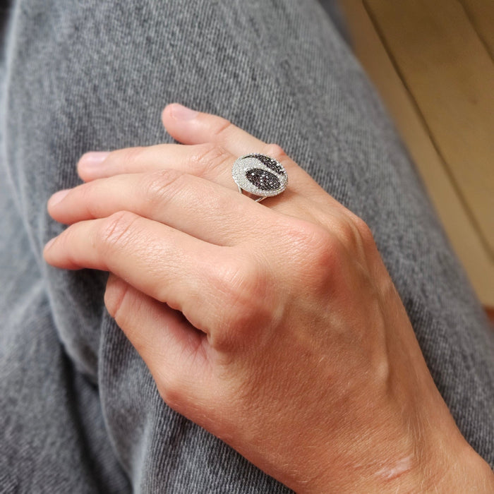 Witgouden ring met zwarte en witte diamanten