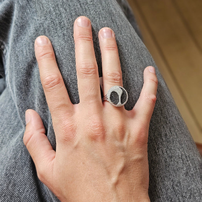 Witgouden ring met zwarte en witte diamanten
