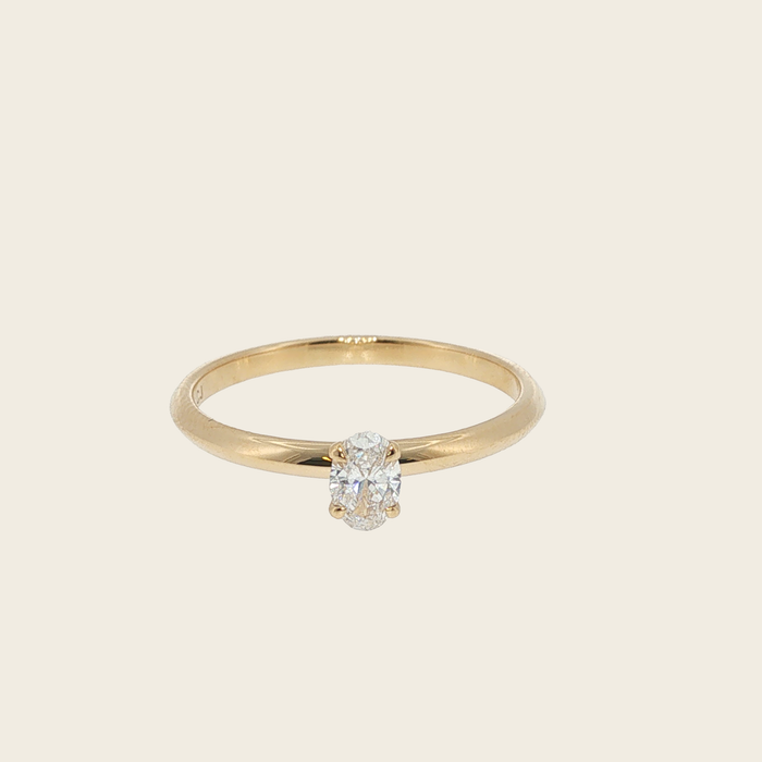 Geelgouden solitairring met ovale diamant