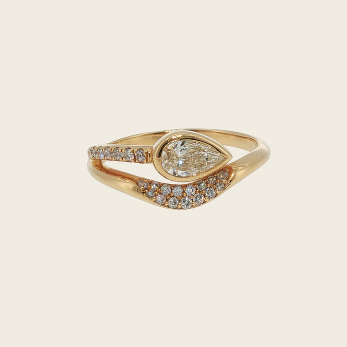 Geelgouden ring met peervormige diamant en sierlijk ontwerp