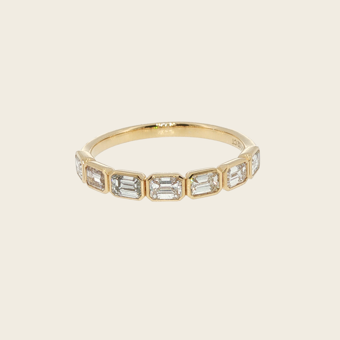 Geelgouden half alliance ring met emerald geslepen diamanten