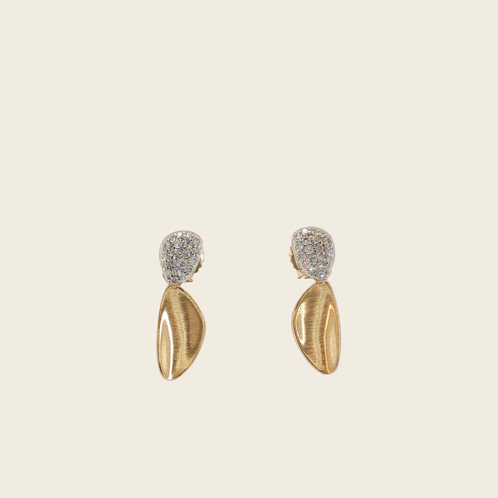 Geelgouden hangoorbellen met diamanten en structuur