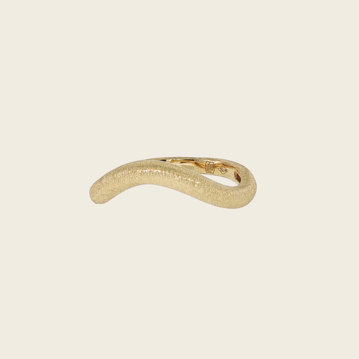 Geelgouden golvende ring met structuur