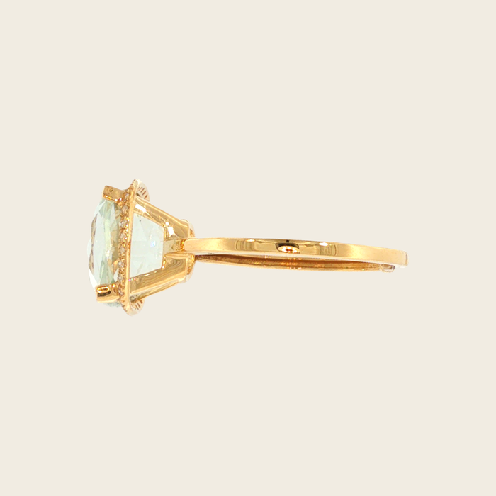 Cocktailring geelgoud met cushion-cut groene kwarts en halo