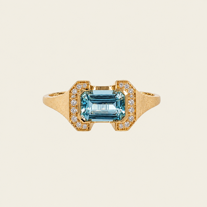Cocktailring geelgoud met emerald-cut aquamarijn en halo