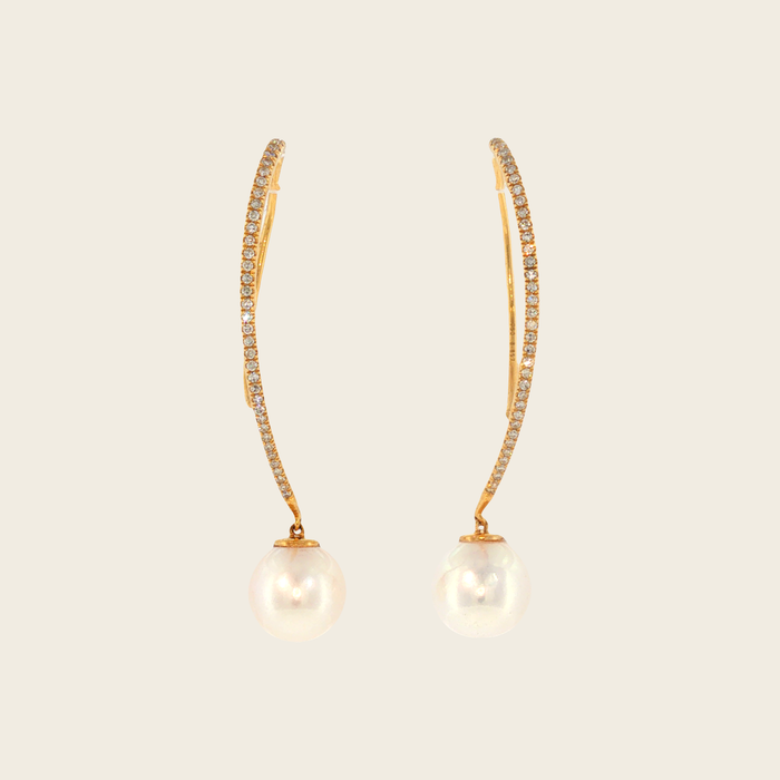 Parel en diamant doorsteekoorbellen in geelgoud