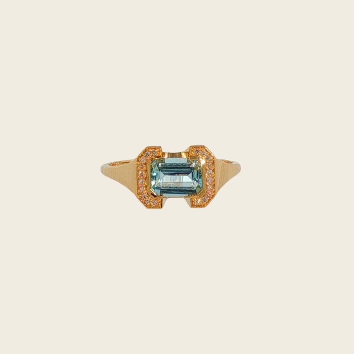 Cocktailring geelgoud met emerald-cut aquamarijn en halo