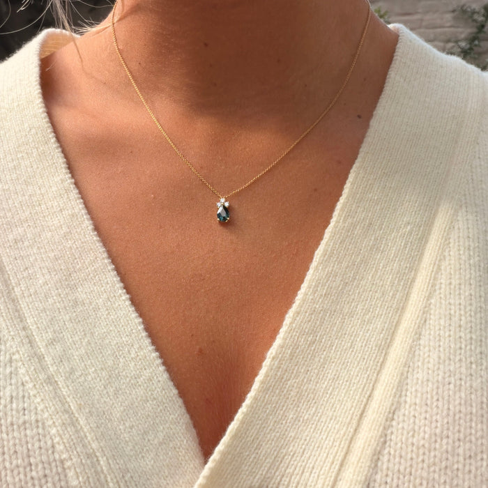 Geelgouden halsketting met peervormige teal saffier en diamanten