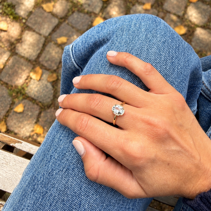 Geelgouden ring met ovale aquamarijn en diamanten