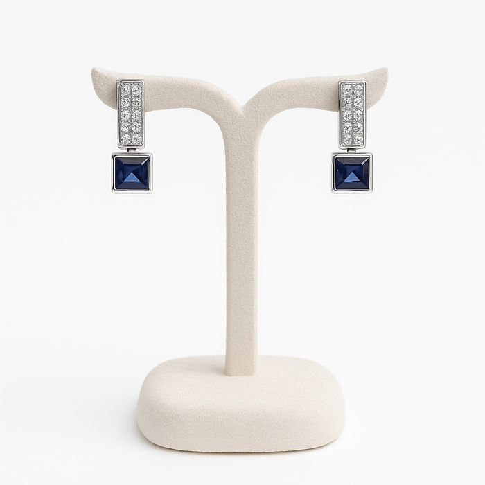 Wit gouden oorbellen met blauwe Saffier en diamantdetails