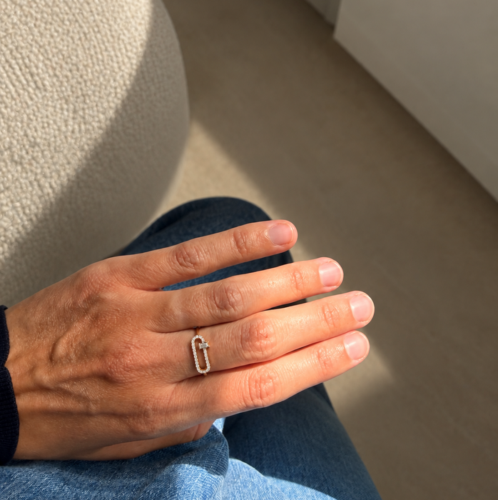 Ring geelgoud met paperclipmotief en diamanten