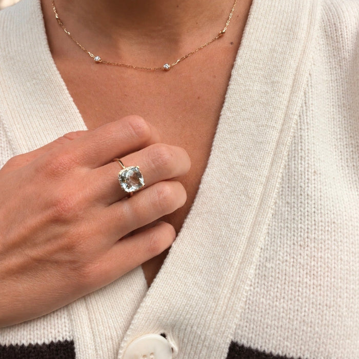 Cocktailring geelgoud met cushion-cut groene amethist en halo diamant