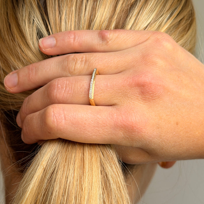 Nanis ring in geelgoud met diamant pavé