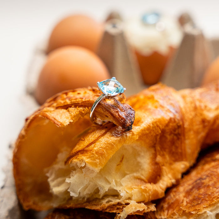 Ring witgoud met blauwe steen cushion cut