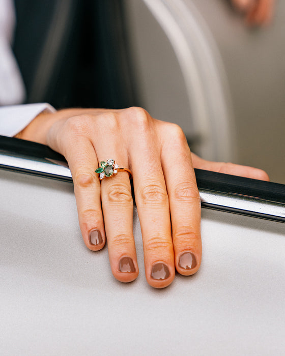 Ring met groene natuurstenen en diamant