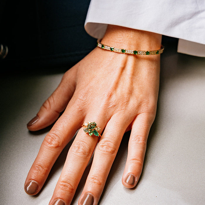 Ring met groene natuurstenen en diamant