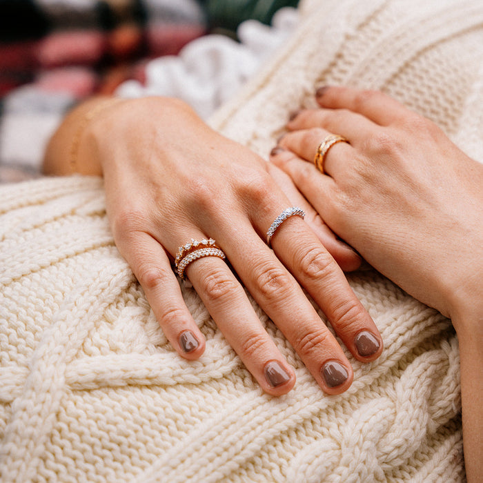 Diamanten ring in geelgoud met organische lijnzetting