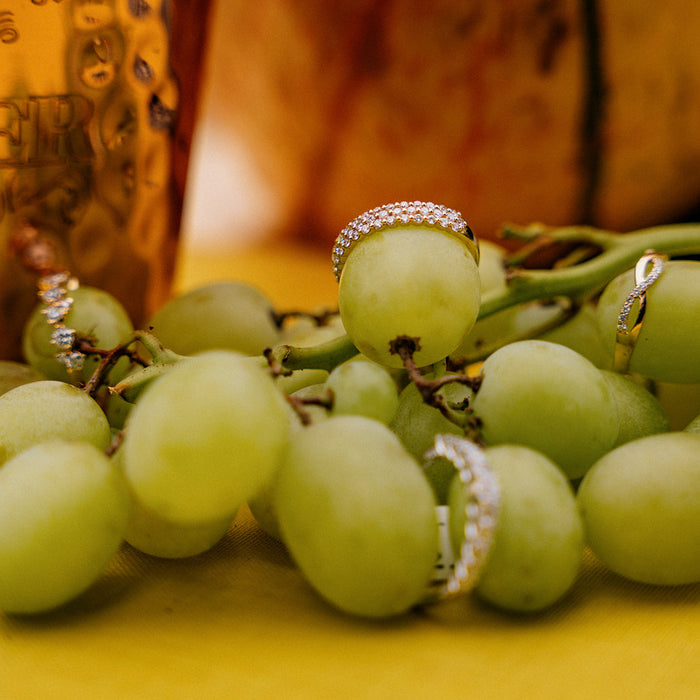 Geelgouden bandring met drievoudige diamantpavé