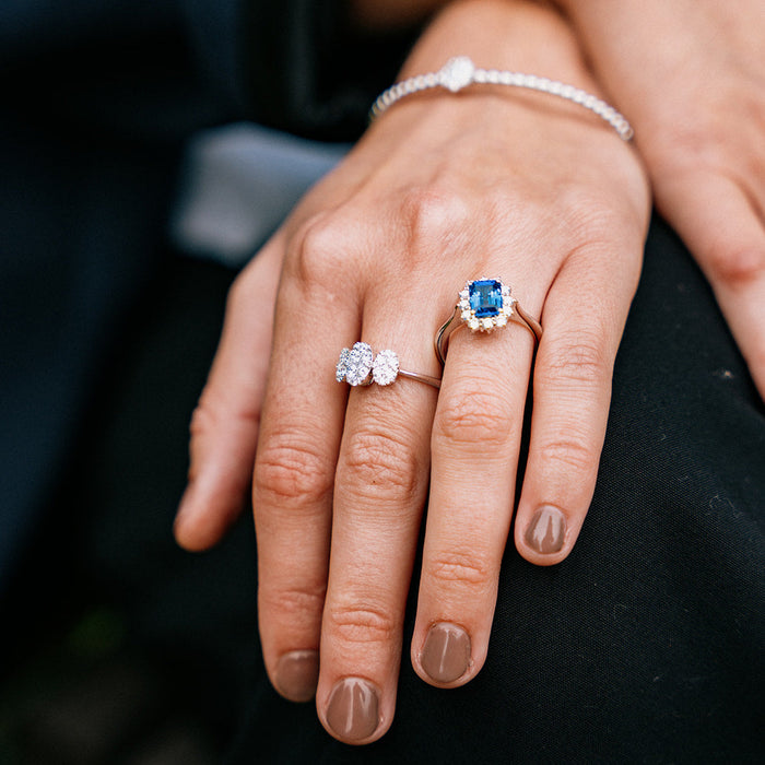 Witgouden ring met drievoudige diamantcluster