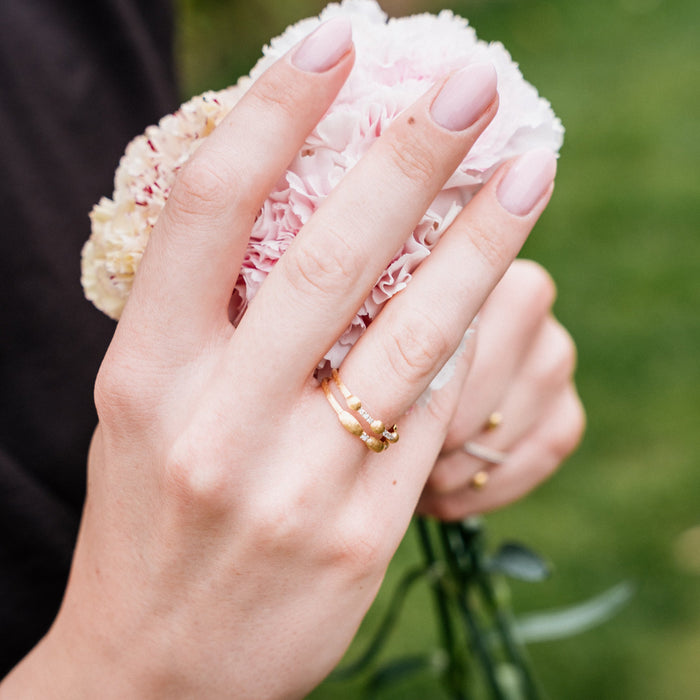 Ring geelgoud met structuur en diamanten