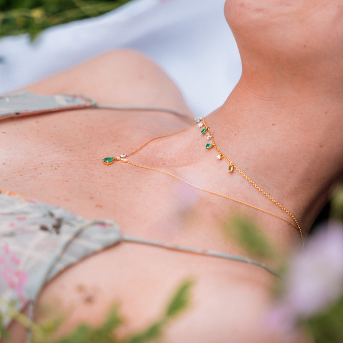 Ketting geelgoud met peervormige smaragd en diamanten