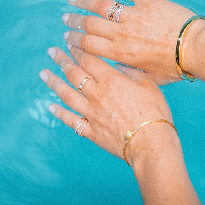 Armband geelgoud met mat rond element en briljanten