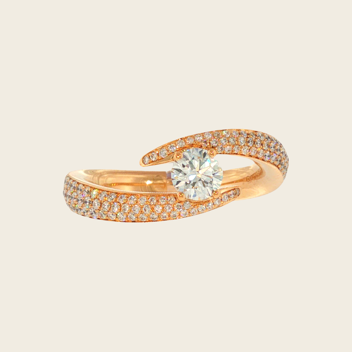 Roosgouden bypass solitairering met diamant en pavé band