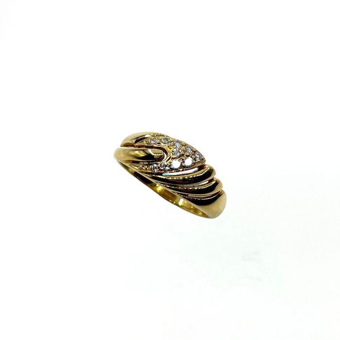 Ring in geelgoud met golvend design en diamantaccent – 18kt