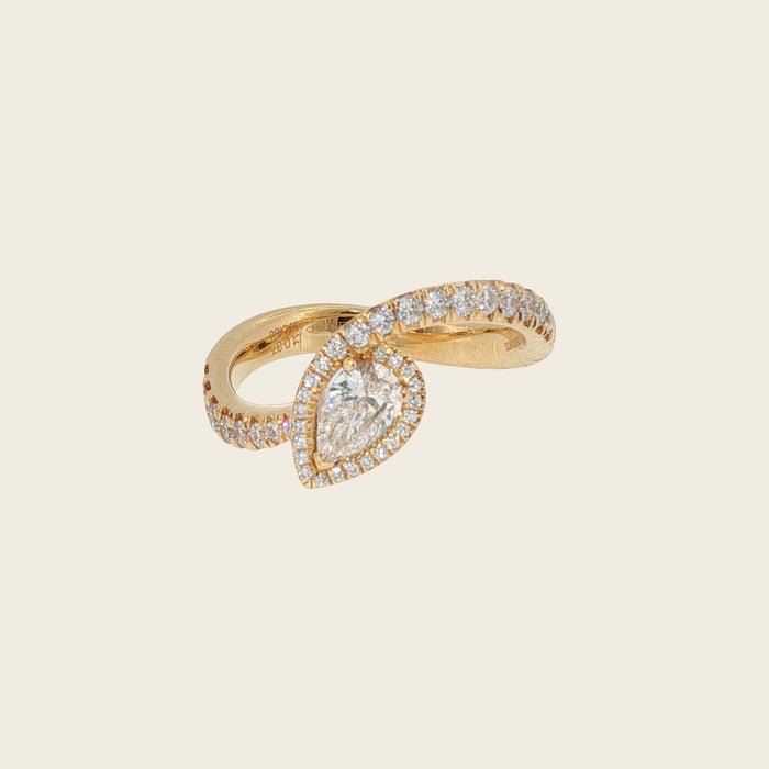 Gouden ring met peervormige diamant