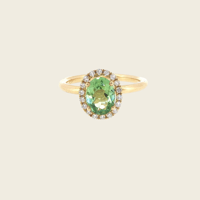 Geelgouden ring met ovale muntgroene toermalijn en halo