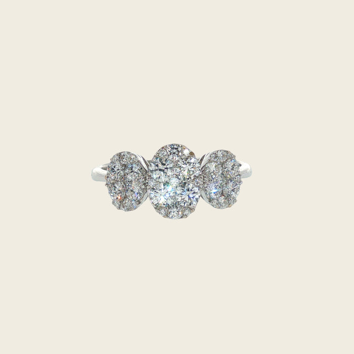 Witgouden ring met drievoudige diamantcluster