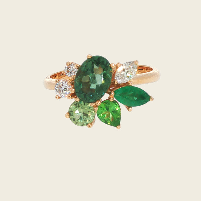 Ring met groene natuurstenen en diamant