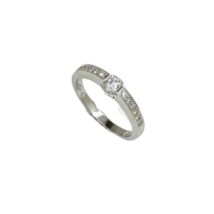 Witgouden half alliance ring met centrale briljantgeslepen diamant – 18kt