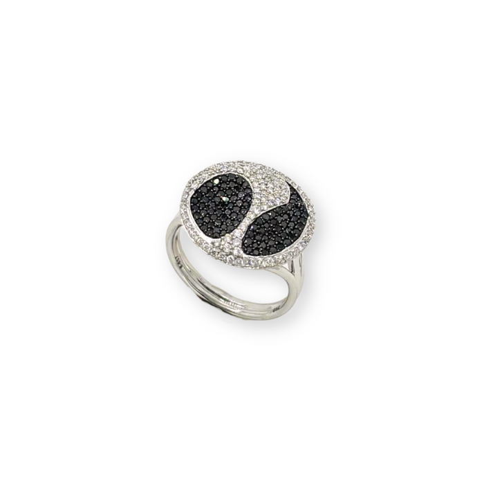 Witgouden ring met zwarte en witte diamanten