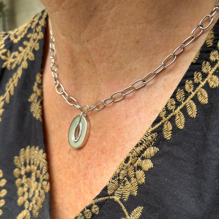 Ketting in witgoud met ovaalvormige hanger bezet met briljant – 18kt