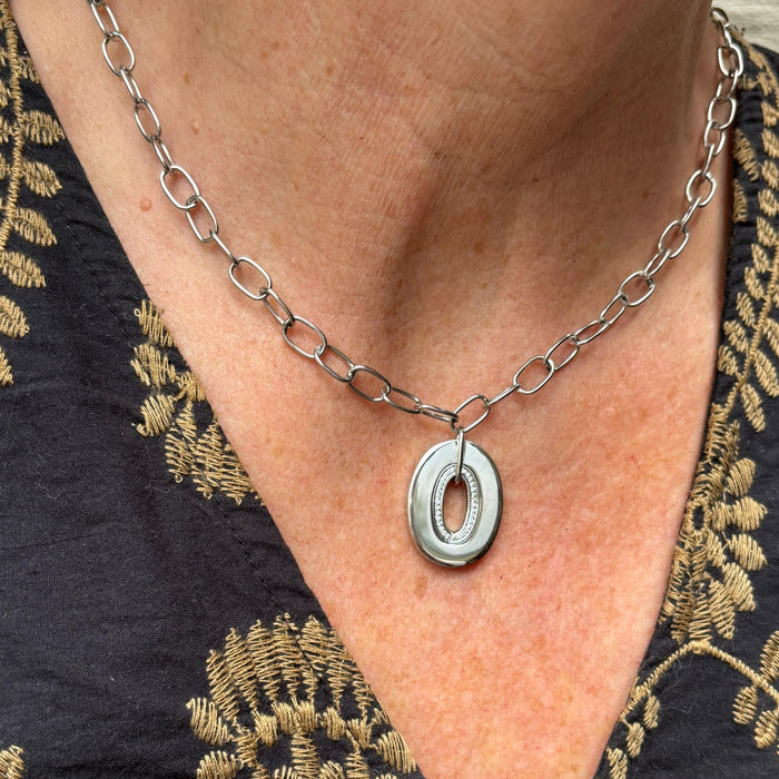 Ketting in witgoud met ovaalvormige hanger bezet met briljant – 18kt