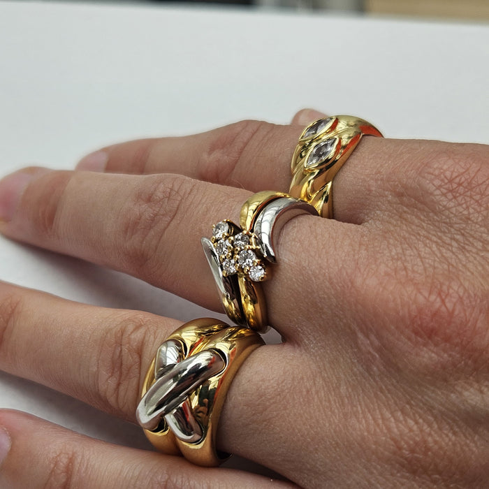 Geelgouden ring met twee markies geslepen zirkonia’s