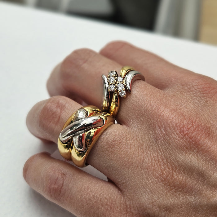 Ring geel- en witgoud met bloemzetting van briljanten