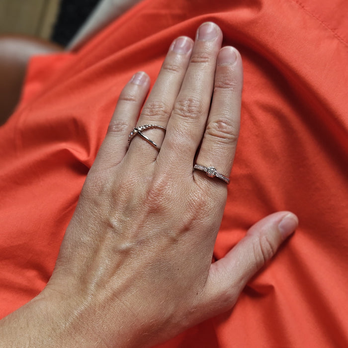 Witgouden ring met kruisvormige overlapping en briljantgeslepen diamant – 18kt