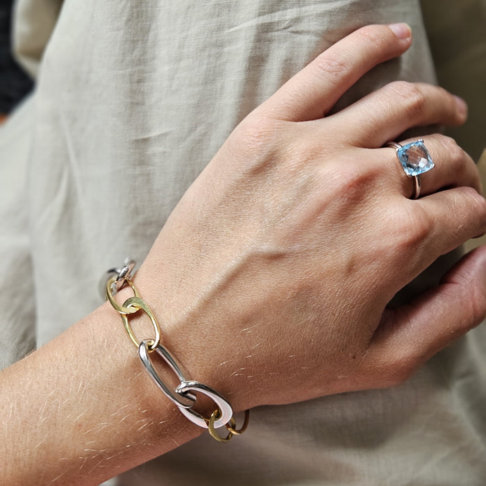 Ring witgoud met blauwe steen cushion cut
