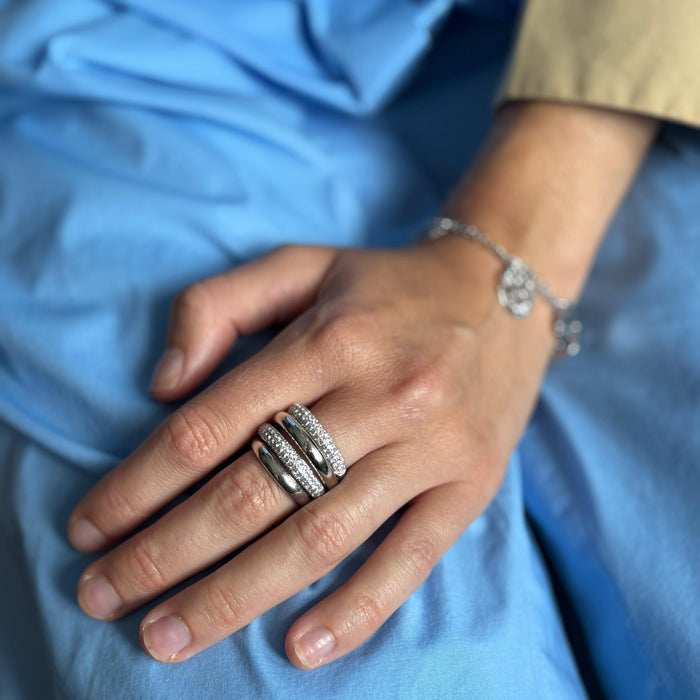 Ring in witgoud met brede pavé banen – 18kt