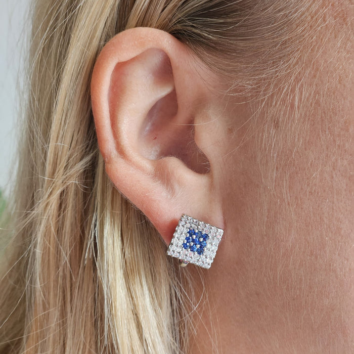 Vierkante oorbellen met Saffierblauwe steen en diamantdetails