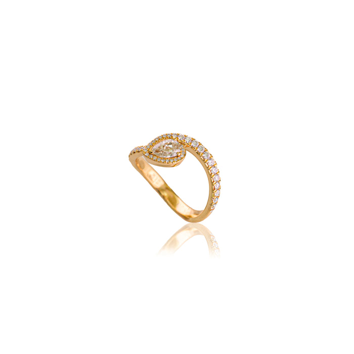 Gouden ring met peervormige diamant