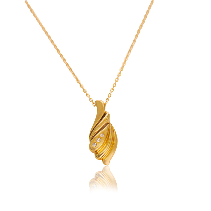 Gouden schelphanger met diamanten