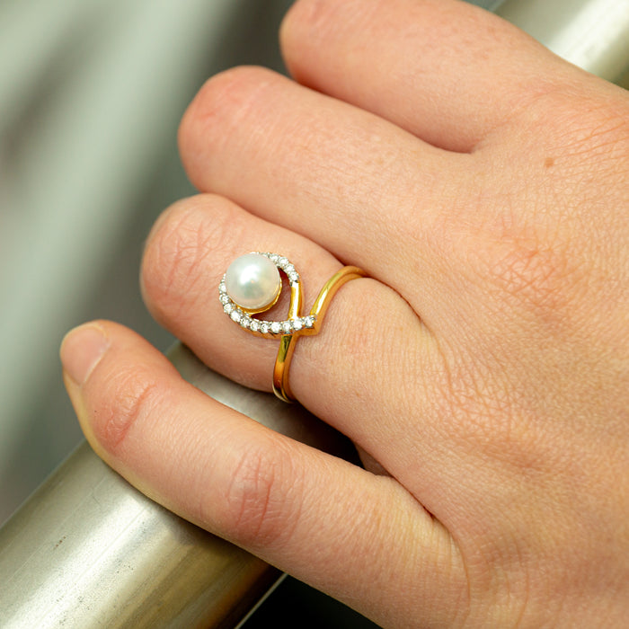 Gouden ring met parel en diamanten