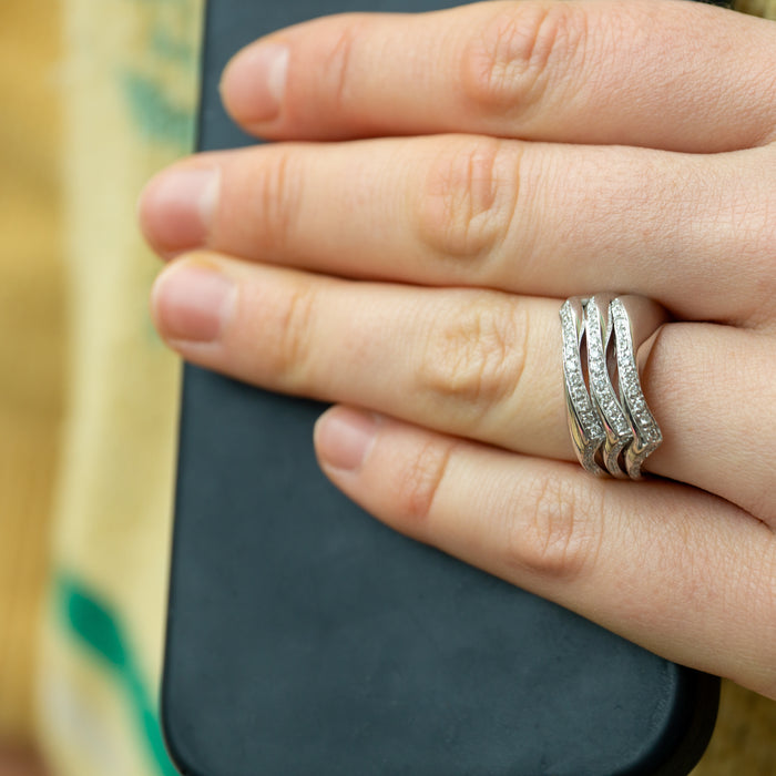 Architecturale witgouden ring bezet met diamanten